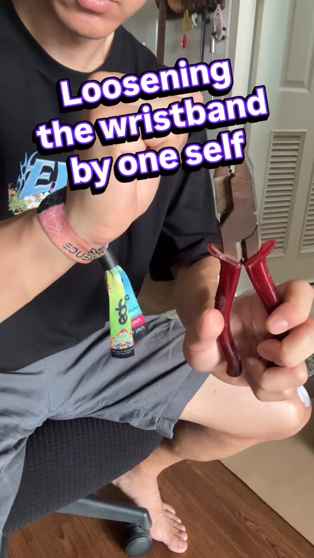 Loosen Wristband with straw